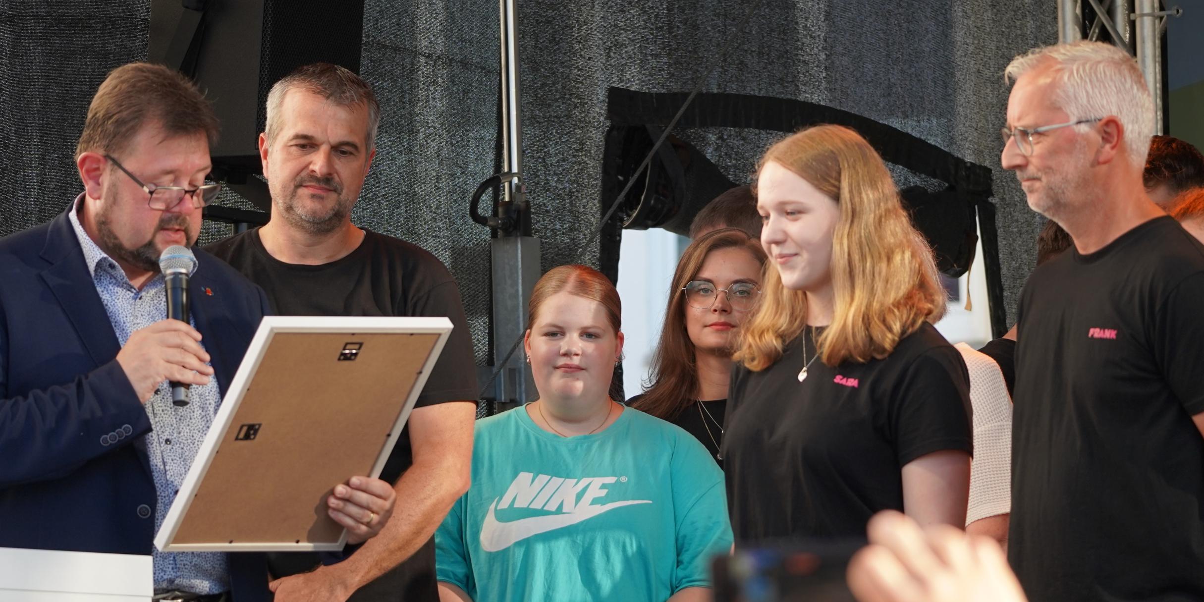 Joachim Kandels verleiht die Medaille an die Ehrenamtlichen des HDJ Bitburg