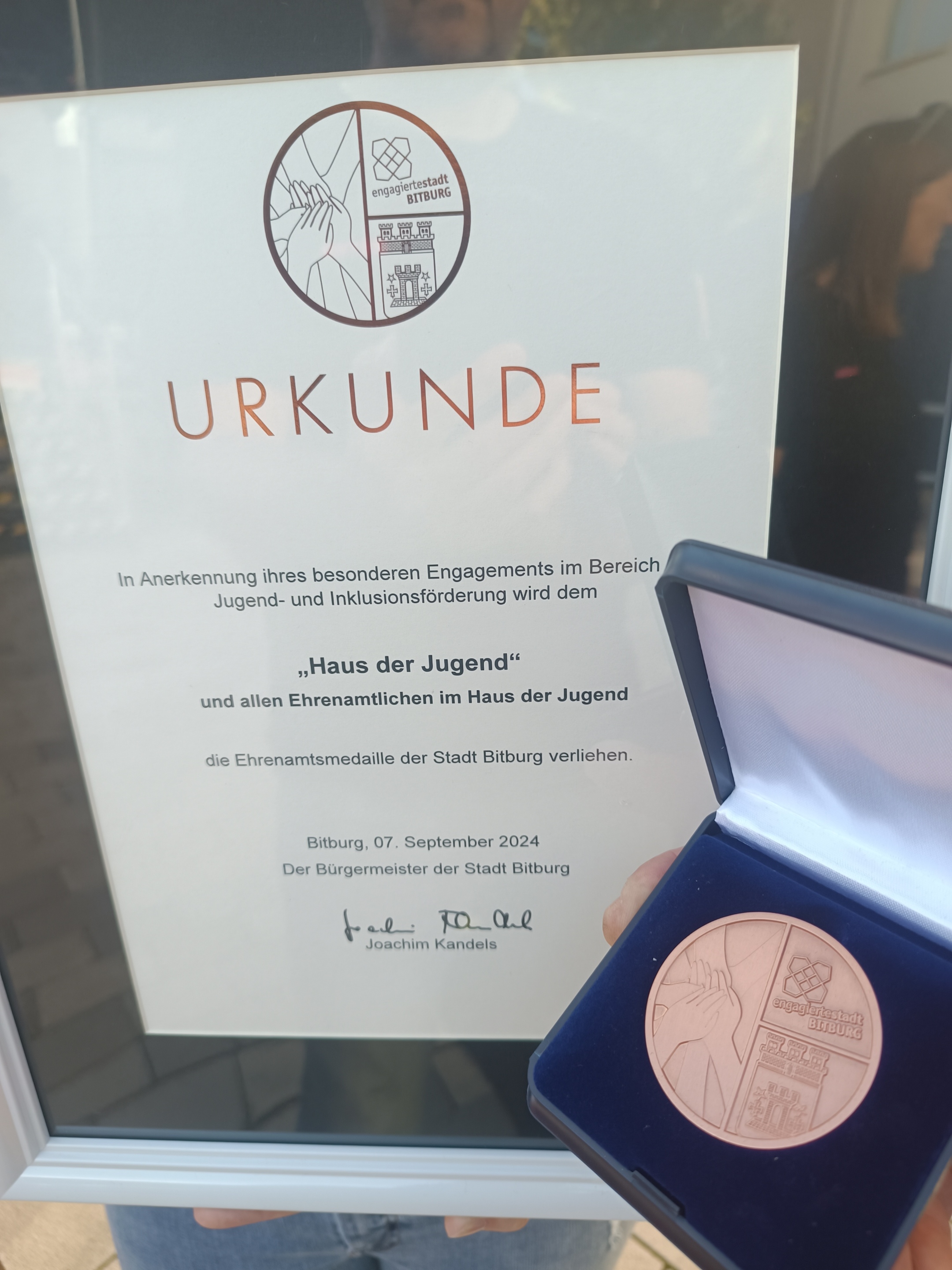 Urkunde und Medaille der Stadt Bitburg