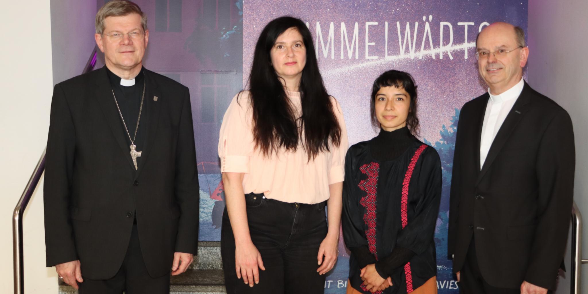 Am 15. Mai 2025 wurde der Katholische Kinder- und Jugendbuchpreis an Karen Köhler und Bea Davies für ihr Buch Himmelwärts in Freiburg verliehen. Den Preis übergaben Erzbischof Stephan Burger (Freiburg) und Weihbischof Robert Brahm (Trier).