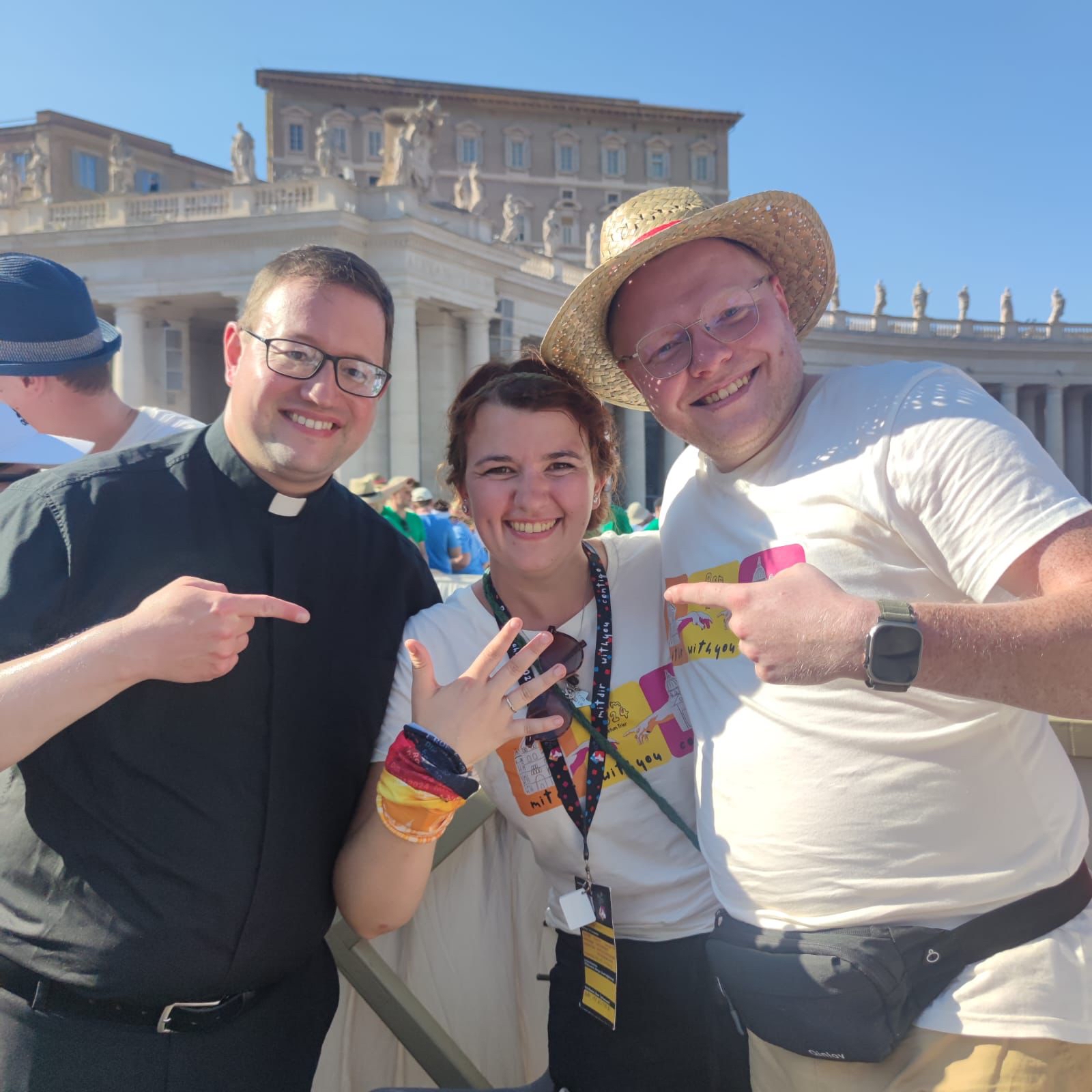 Pfarrer Jonas Weller, Saskia und Philipp (vlnr.)