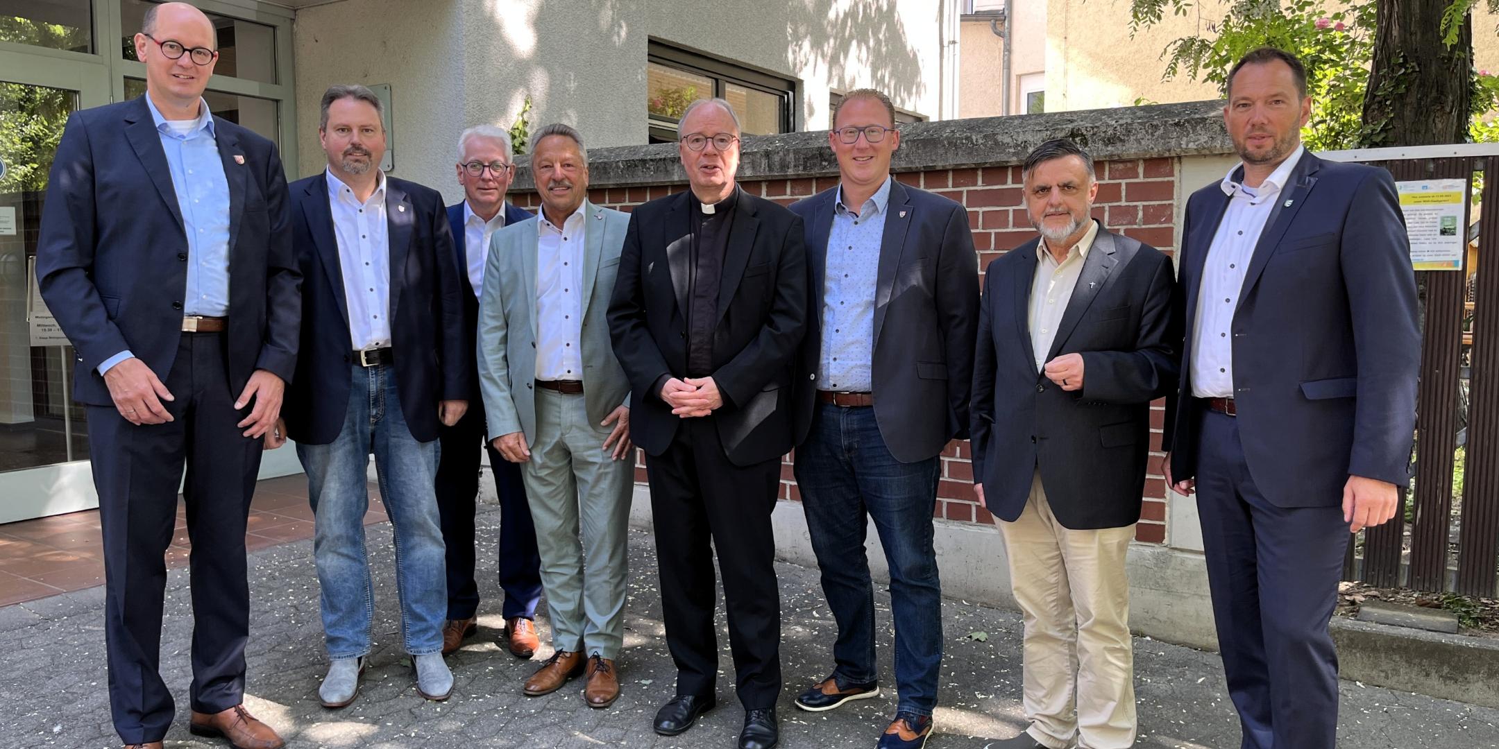 Jan Ermtraud (VG Bad Hönningen), Michael Christ (VG Asbach), Volker Mendel (VG Puderbach), Hans-Werner Breithausen (VG Rengsdorf-Waldbreitbach), Bischof Dr. Stephan Ackermann, 1. Kreisbeigeordneten Philipp Rasbach, Dekan des Pastoralen Raums Peter Dörrenbächer und Manuel Seiler (VG Dierdorf) trafen sich zum Gespräch in Neuwied.