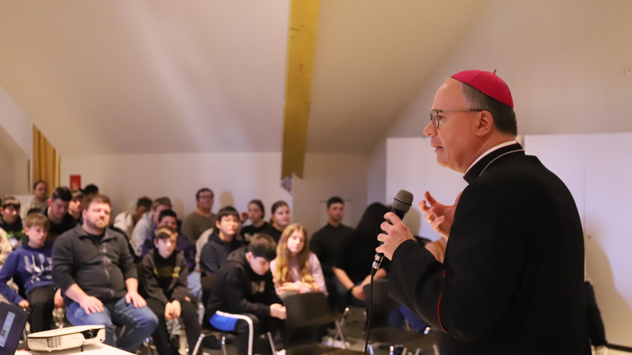 Bischof Ackermann im Gespräch mit den Schülerinnen und Schülern