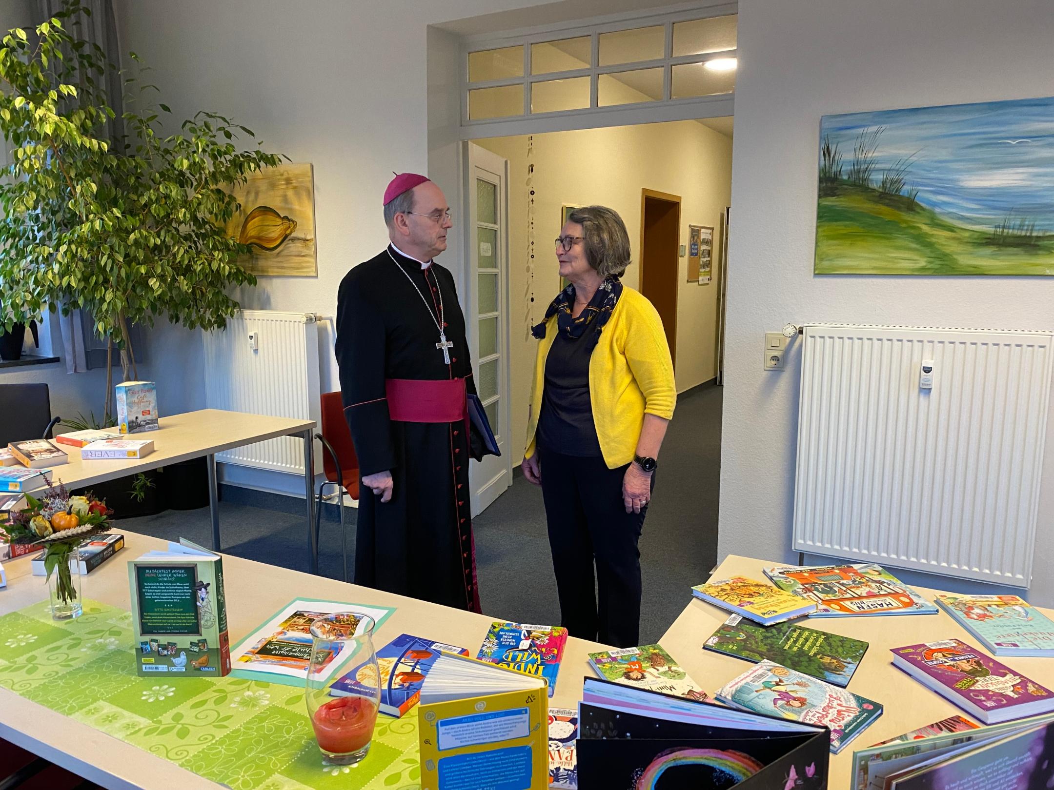 Im Rahmen seiner Visitation besuchte Weihbischof Brahm auch die Katholische Öffentliche Bücherei im Gemeindezentrum Ochtendung.