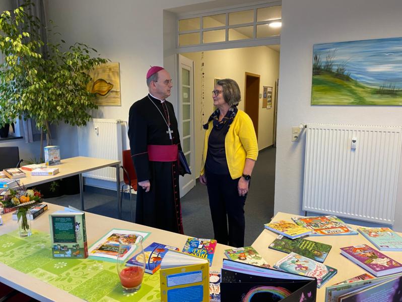 Im Rahmen seiner Visitation besuchte Weihbischof Brahm auch die Katholische Öffentliche Bücherei im Gemeindezentrum Ochtendung.