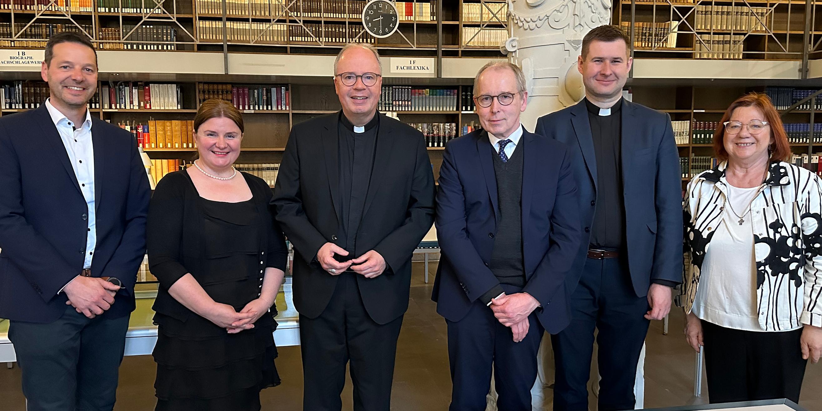 Dr. Thorsten Hoffmann, Dr. Marge-Marie Paas, Bischof Dr. Stephan Ackermann, Dr. Hans-Joachim Cristea, Pater Tomasz Materna und  Helle-Helena Puusepp (vlnr.)