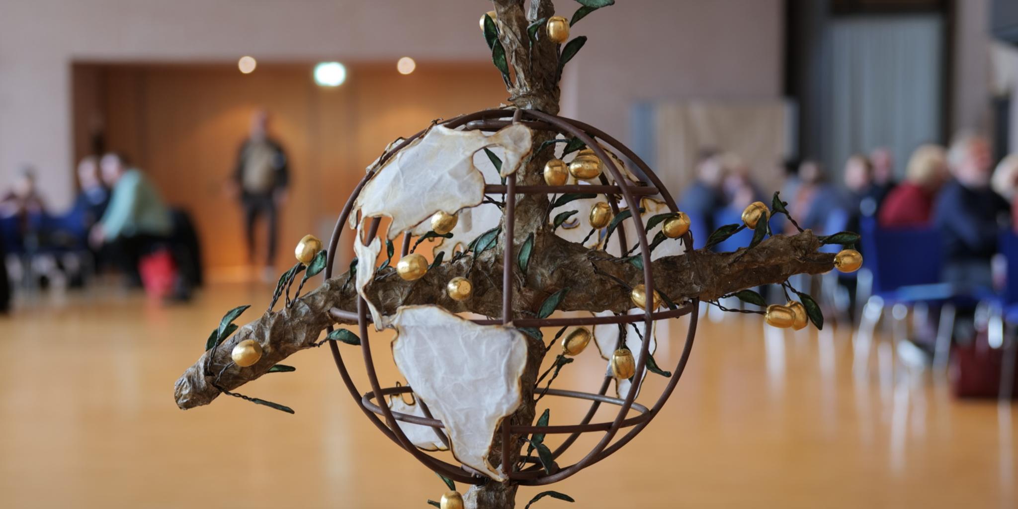 Das Friedenskreuz ist ein Symbol für das gemeinsame Jahresmotto 2020 der katholischen Hilfswerke 'Frieden leben' und wurde vom Eichstätter Künstler Raphael Graf gestaltet.