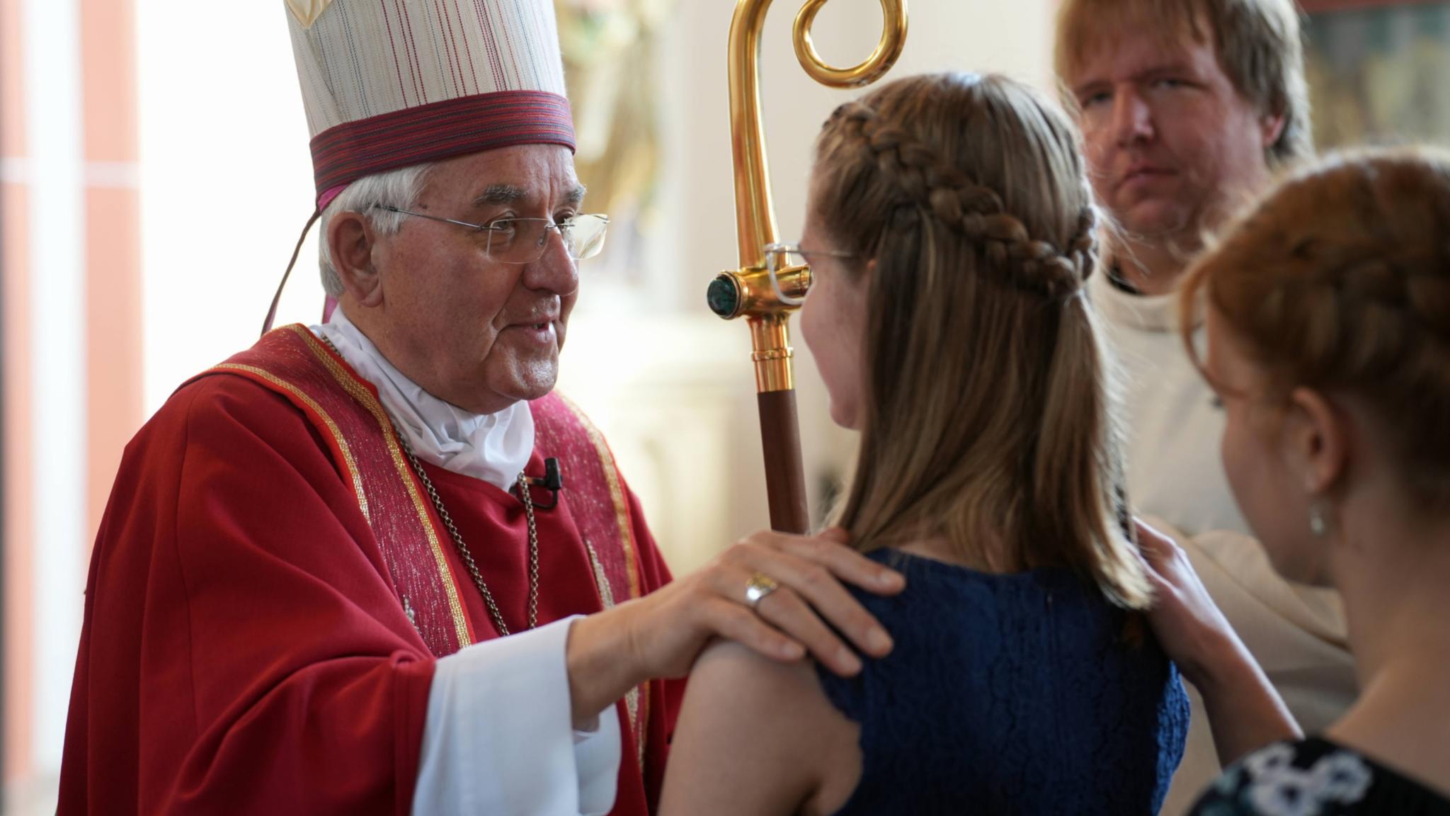 Der Weihbischof spendet den jungen Menschen beim Firmgottesdienst in Kirn das Sakrament, dass sie mit dem Heiligen Geist bestärkt.