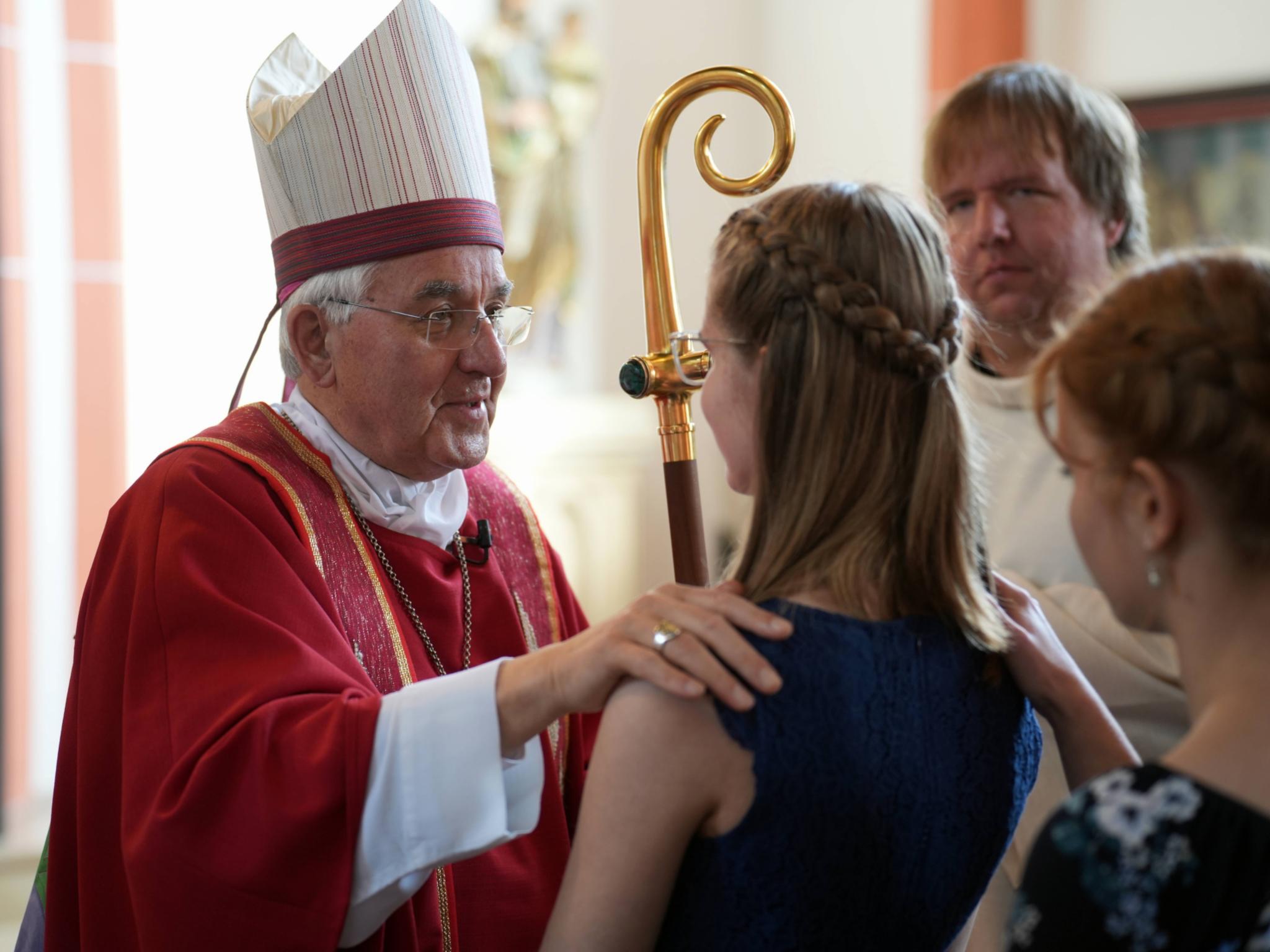 Der Weihbischof spendet den jungen Menschen beim Firmgottesdienst in Kirn das Sakrament, dass sie mit dem Heiligen Geist bestärkt.