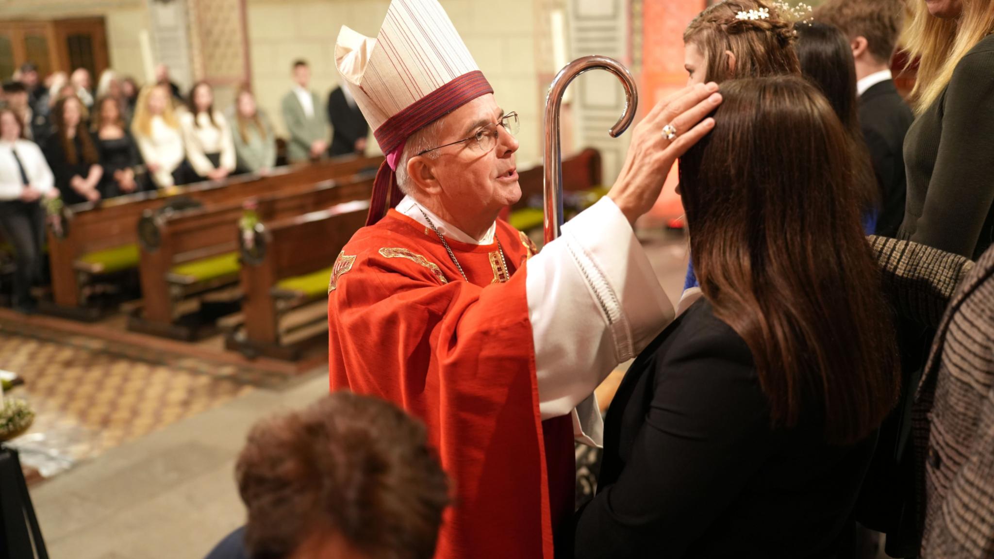 Weihbischof Peters spendet 21 Jugendlichen in St. Margaretha in Bruttig das Firmsakrament. Begleitet werden sie von einer Patin oder einem Paten.