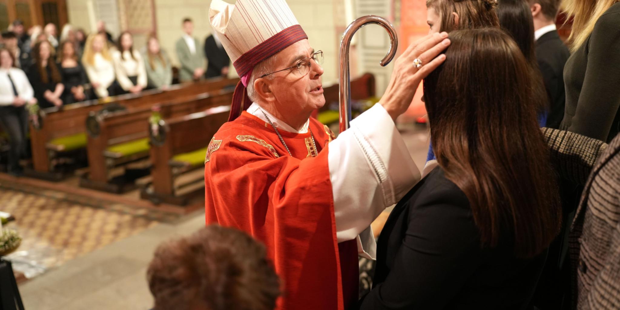 Weihbischof Peters spendet 21 Jugendlichen in St. Margaretha in Bruttig das Firmsakrament. Begleitet werden sie von einer Patin oder einem Paten.