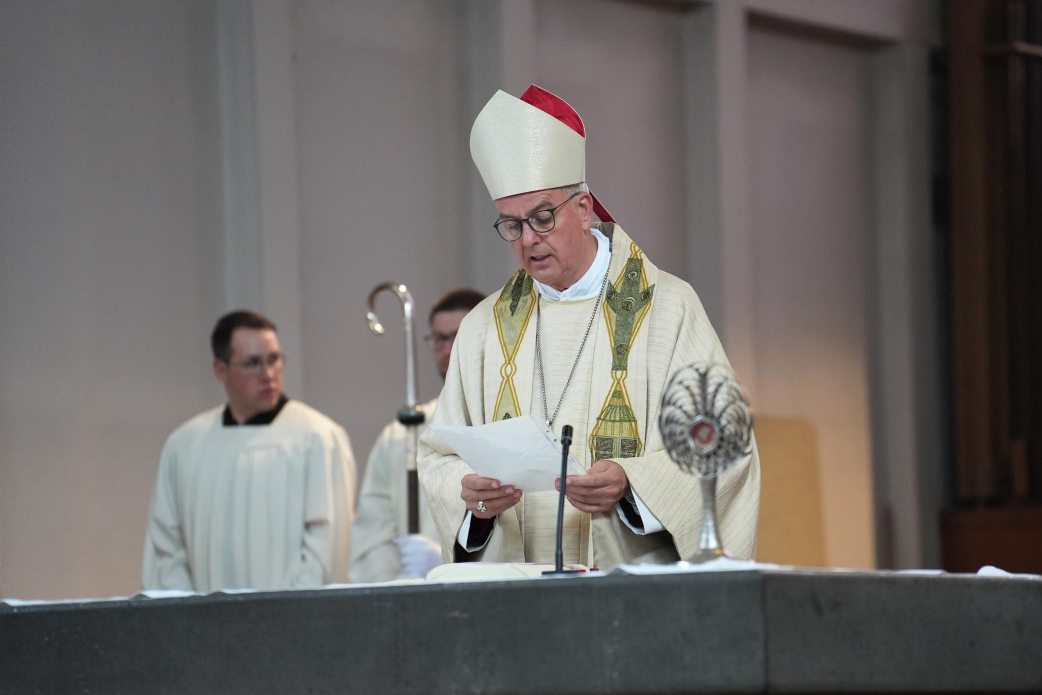 Weihbischof Jörg Michael Peters verliest das Profanierungsdekret. Damit ist die Kirche entwidmet.