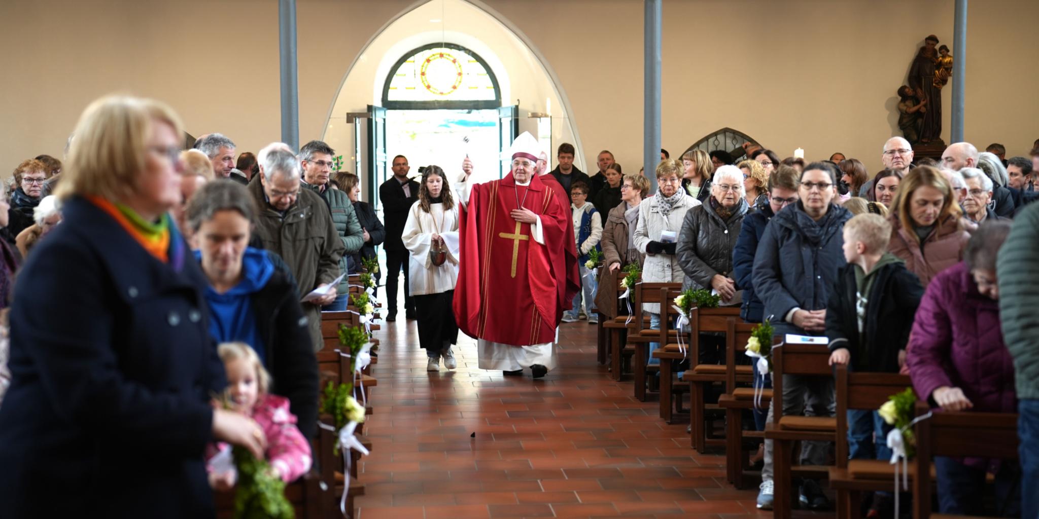 Der emeritierte Weihbischof Franz Josef Gebert segnete die Palmzweige und anschließend die Gottesdienstteilnehmerinnen und -teilnehmer in der St.-Georg-Kirche.