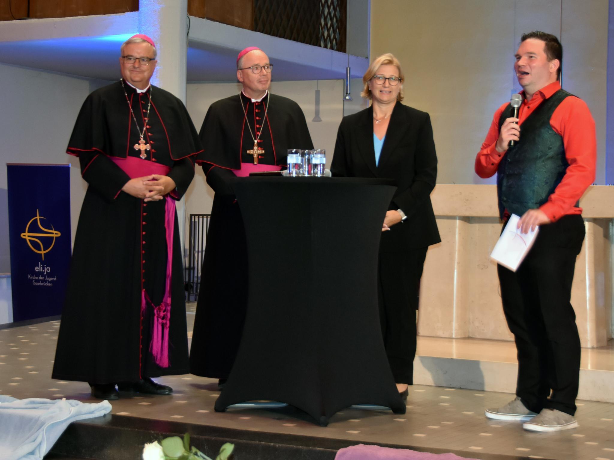 Die Bischöfe Karl-Heinz Wiesemann (Speyer), Stephan Ackermann (Trier) und Ministerpräsidentin Anke Rehlinger diskutierten mit Moderator Marc-Bernhard Gleißner.