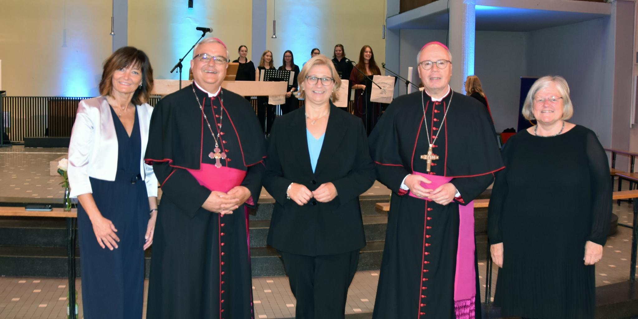 Ordinariatsdirektorin Katja Göbel, Bischof Dr. Karl-Heinz Wiesemann (Speyer), Ministerpräsidentin Anke Rehlinger, Bischof Dr. Stephan Ackermann (Trier) und die stellvertretende Landtagspräsidentin Dagmar Heib (vl.)