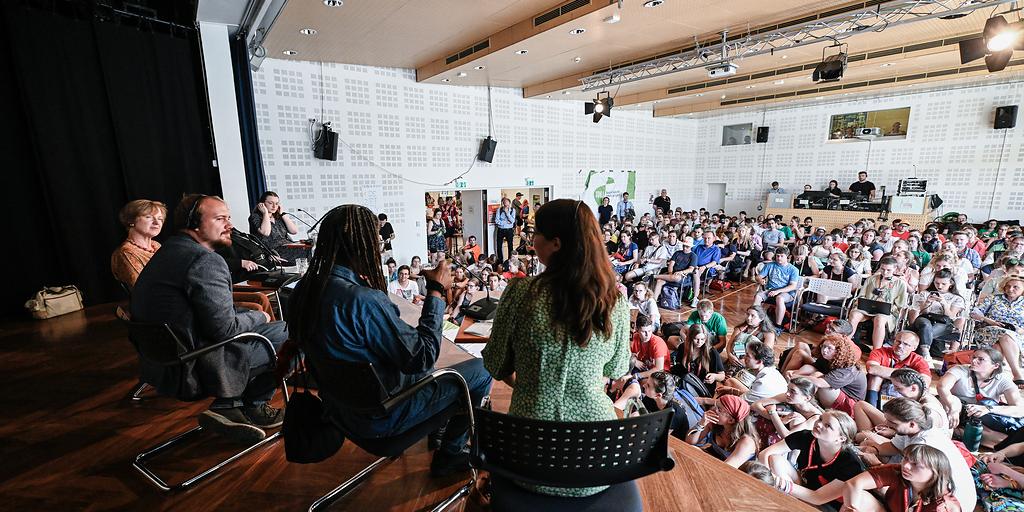 Blick in den Saal beim International Youth Hearing während des Weltjugendtags in Lissabon
