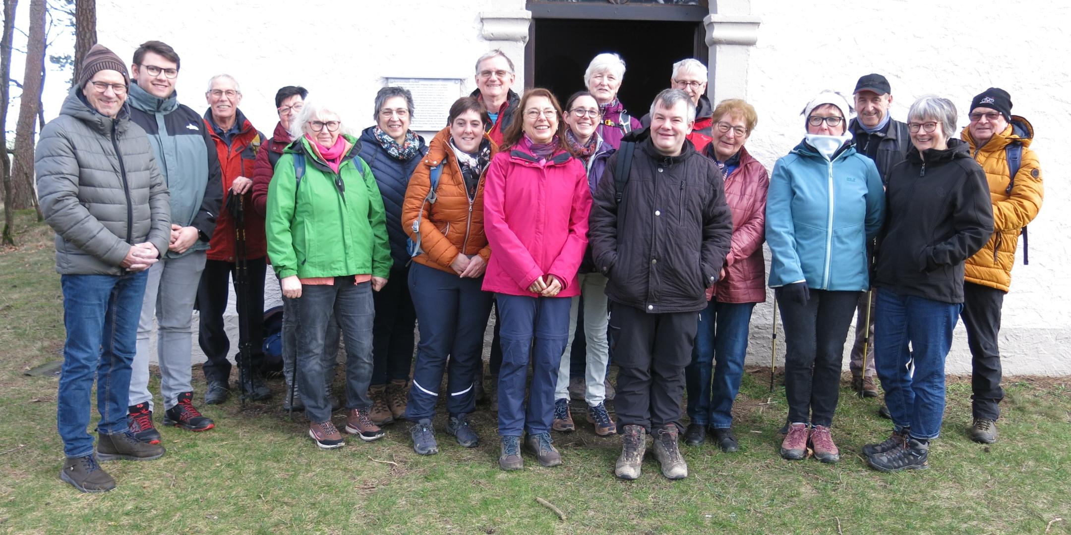 Die Teilnehmerinnen und Teilnehmer der ersten Wander-Kirche in dieser Fastenzeit machen sich nach dem Gottesdienst auf den Weg der Königsfeldschleife rund um Rascheid.