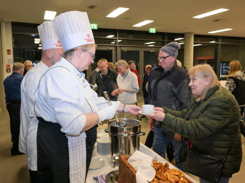 Warmes von Herzen: Sponsoren und Ehrengäste unterstützten das Küchenteam tatkräftig am Buffet.