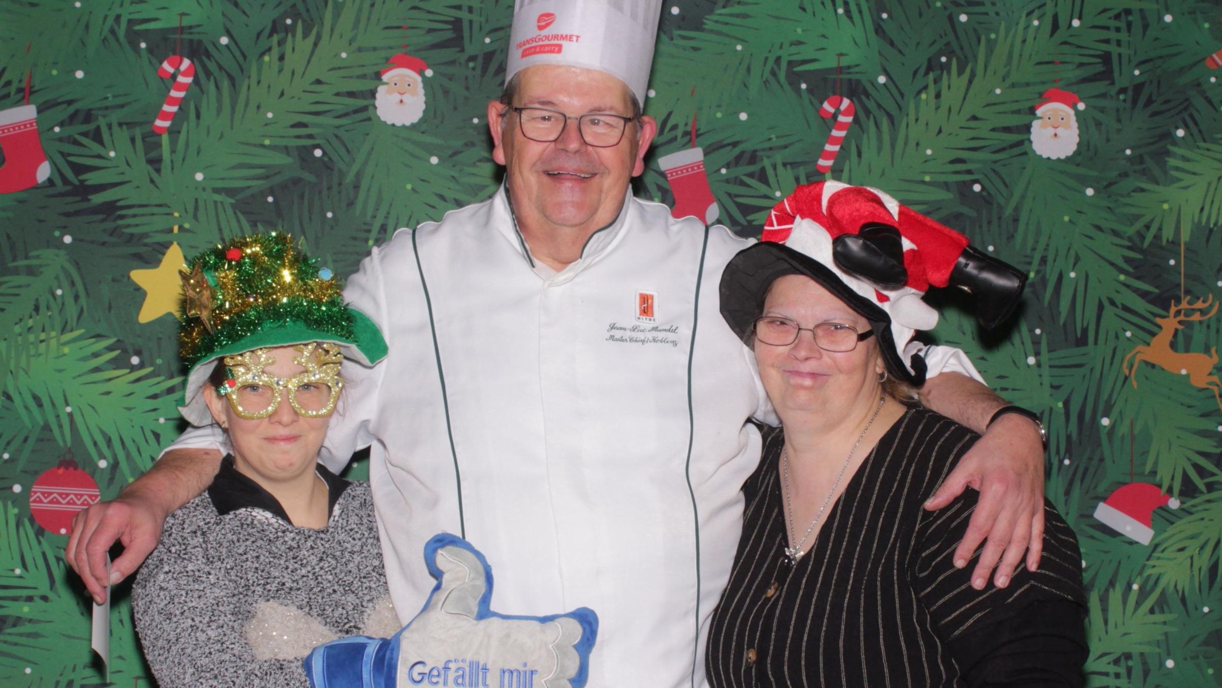 Ein weihnachtliches Erinnerungsfoto in der Fotobox: Initiator Jean-Luc Mundel und zufriedene Gäste.