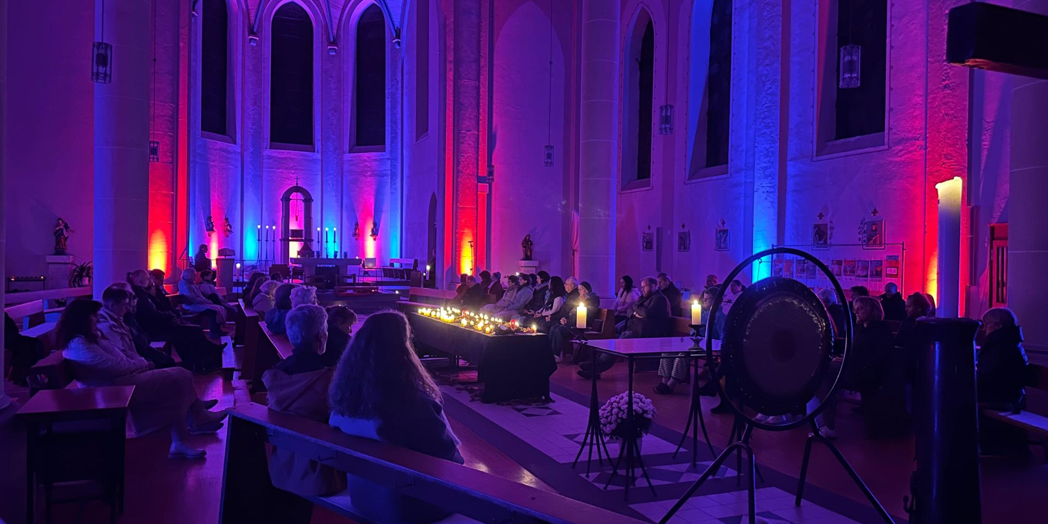 Konzert zum Auftakt der Woche der Stille 2024 in der illuminierten Herz Jesu Kirche in Trier