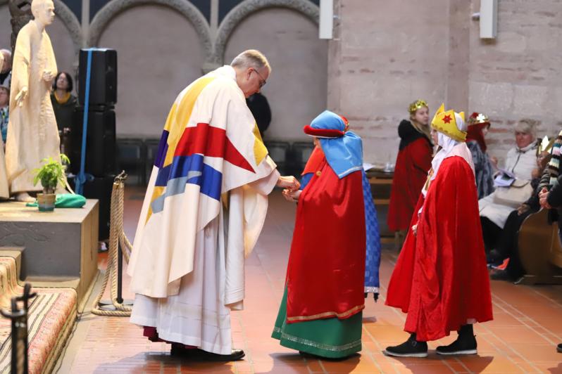 Weihbischof mit Sternsingern bei der Eucharistie