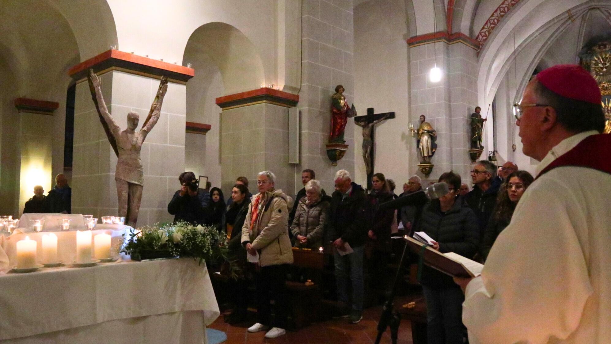 Bischof Stephan Ackermann weiht das Ahrtalkreuz in Altenahr.