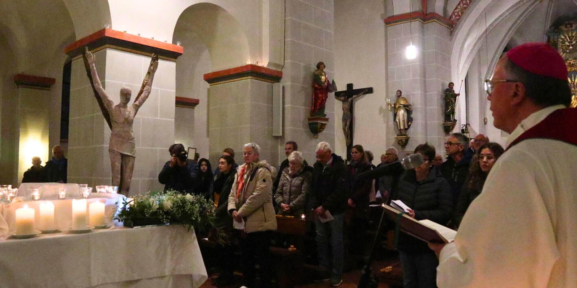 Bischof Stephan Ackermann weiht das Ahrtalkreuz in Altenahr.