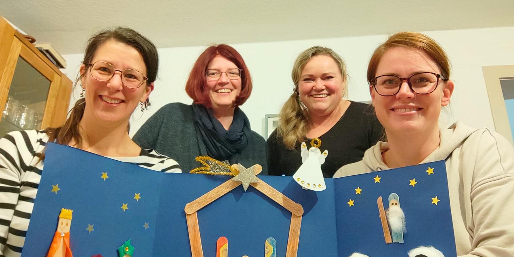 Stefanie Marhöfer, Manuela Kremer-Breuer, Elli Karnott und Anna van den Boom haben gemeinsam 120 Weihnachtstüten für Familien gestaltet und gepackt.
