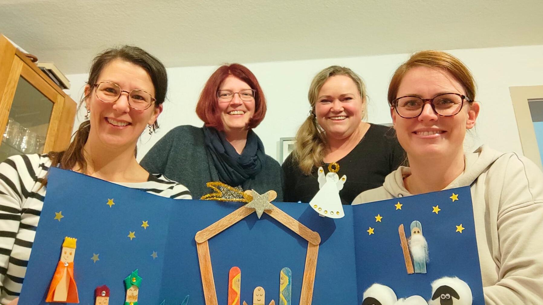 Stefanie Marhöfer, Manuela Kremer-Breuer, Elli Karnott und Anna van den Boom haben gemeinsam 120 Weihnachtstüten für Familien gestaltet und gepackt.