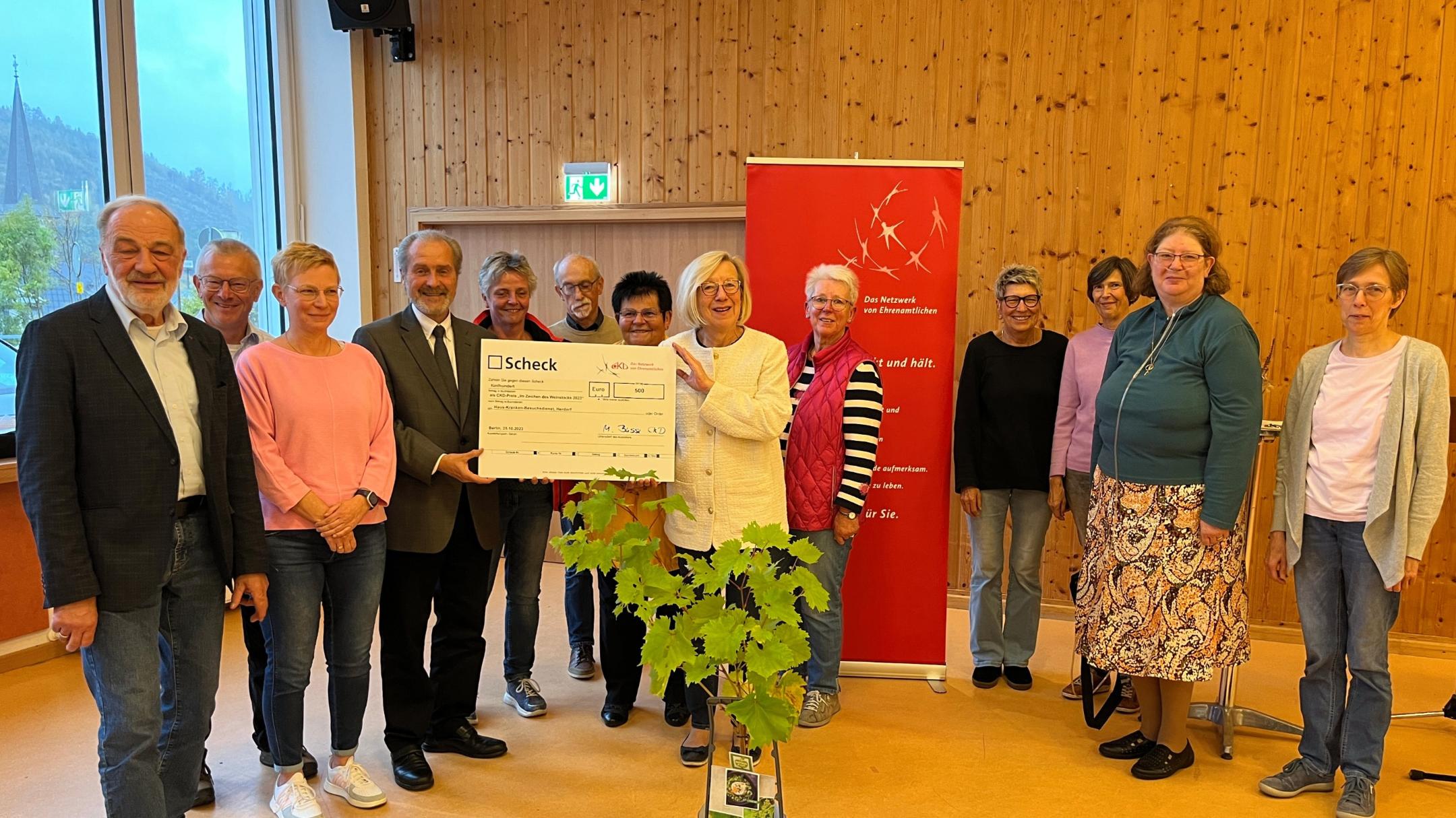 Initiator des 'Haus-Kranken-Besuchsdiensts Herdorf', Rudolf Düber (links), freut sich mit den anderen Ehrenamtlichen über die Auszeichnung des Bundesverbands der Caritas-Konferenzen Deutschlands, die durch die Bundesvorsitzende Marlies Busse und den stellvertretenden Bundesvorsitzenden Pfarrer Ludwig Reichert überreicht wurde.