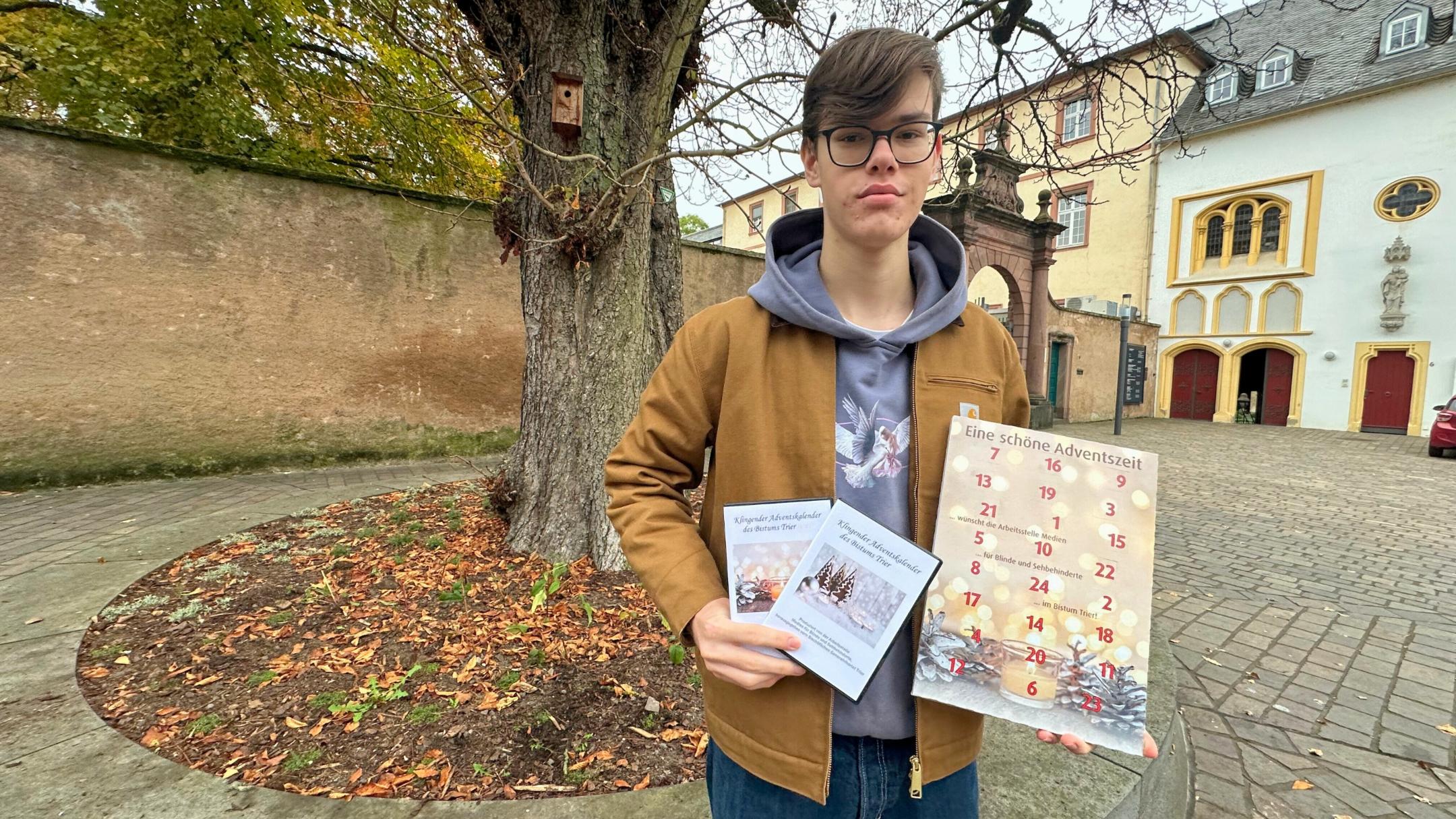 Jetzt vorbestellen: Die Adventskalender in Ton und Schokolade der Trierischen Tonpost. Marlon Kolz, Freiwilligendienstleistender, hat dieses Jahr bei der Produktion mitgeholfen.