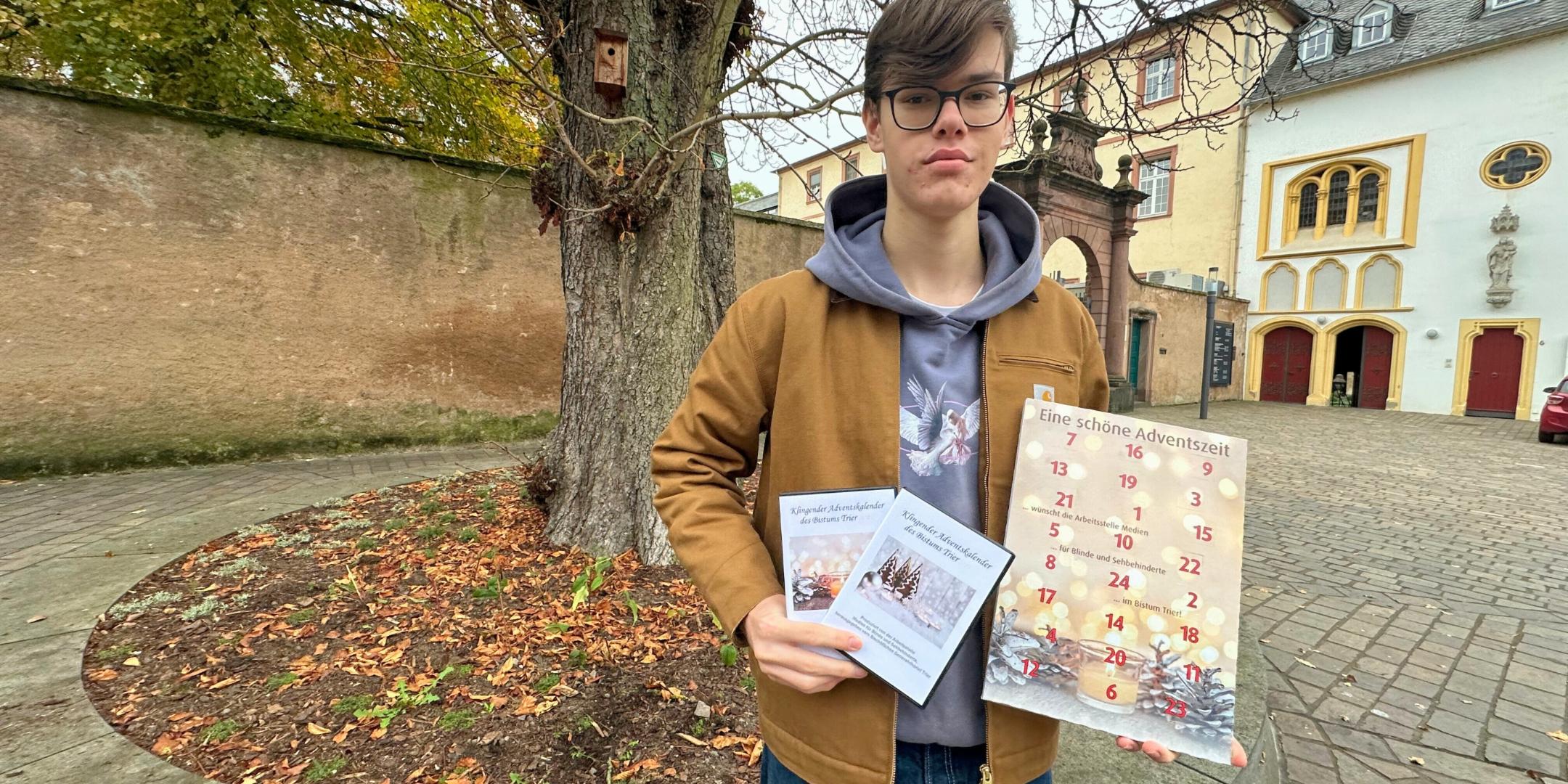 Jetzt vorbestellen: Die Adventskalender in Ton und Schokolade der Trierischen Tonpost. Marlon Kolz, Freiwilligendienstleistender, hat dieses Jahr bei der Produktion mitgeholfen.