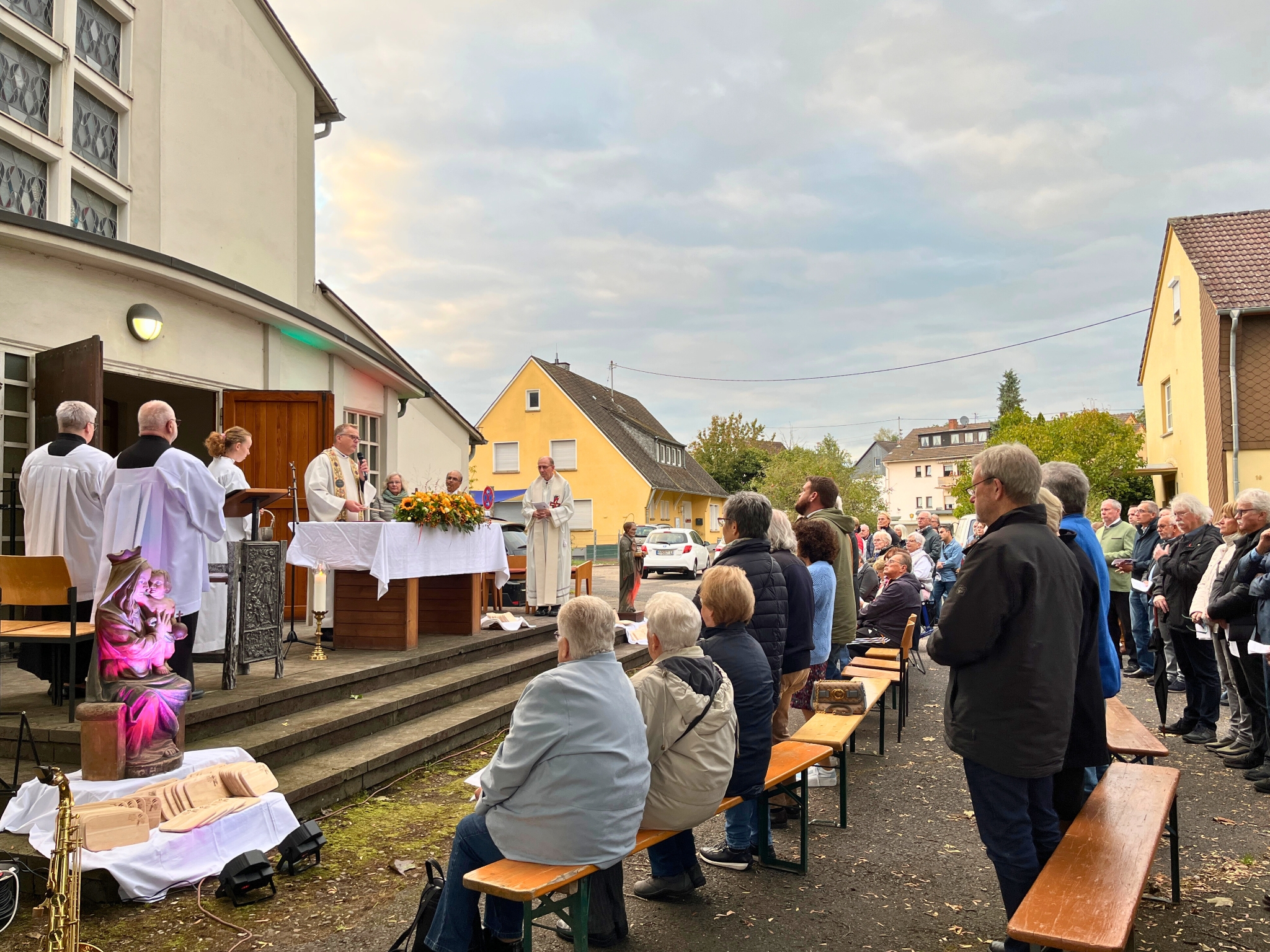 An der Wortgottesfeier zur Profanierung der Kirche St. Clemens Maria Hofbauer im Bendorfer Stadtteil Mülhofen nahmen viele Menschen teil.