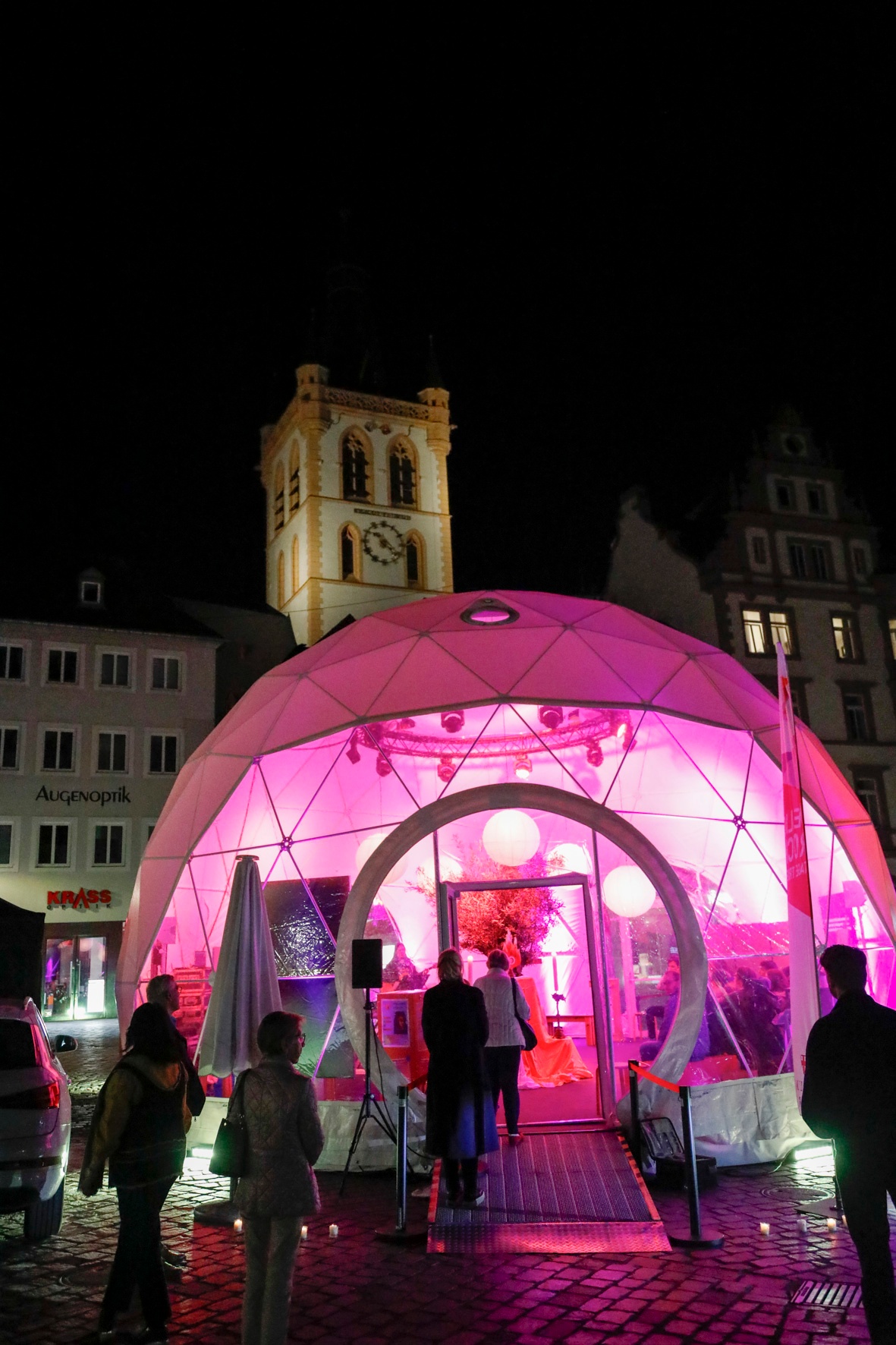 Das beleuchtete Zelt auf dem Trierer Hauptmarkt