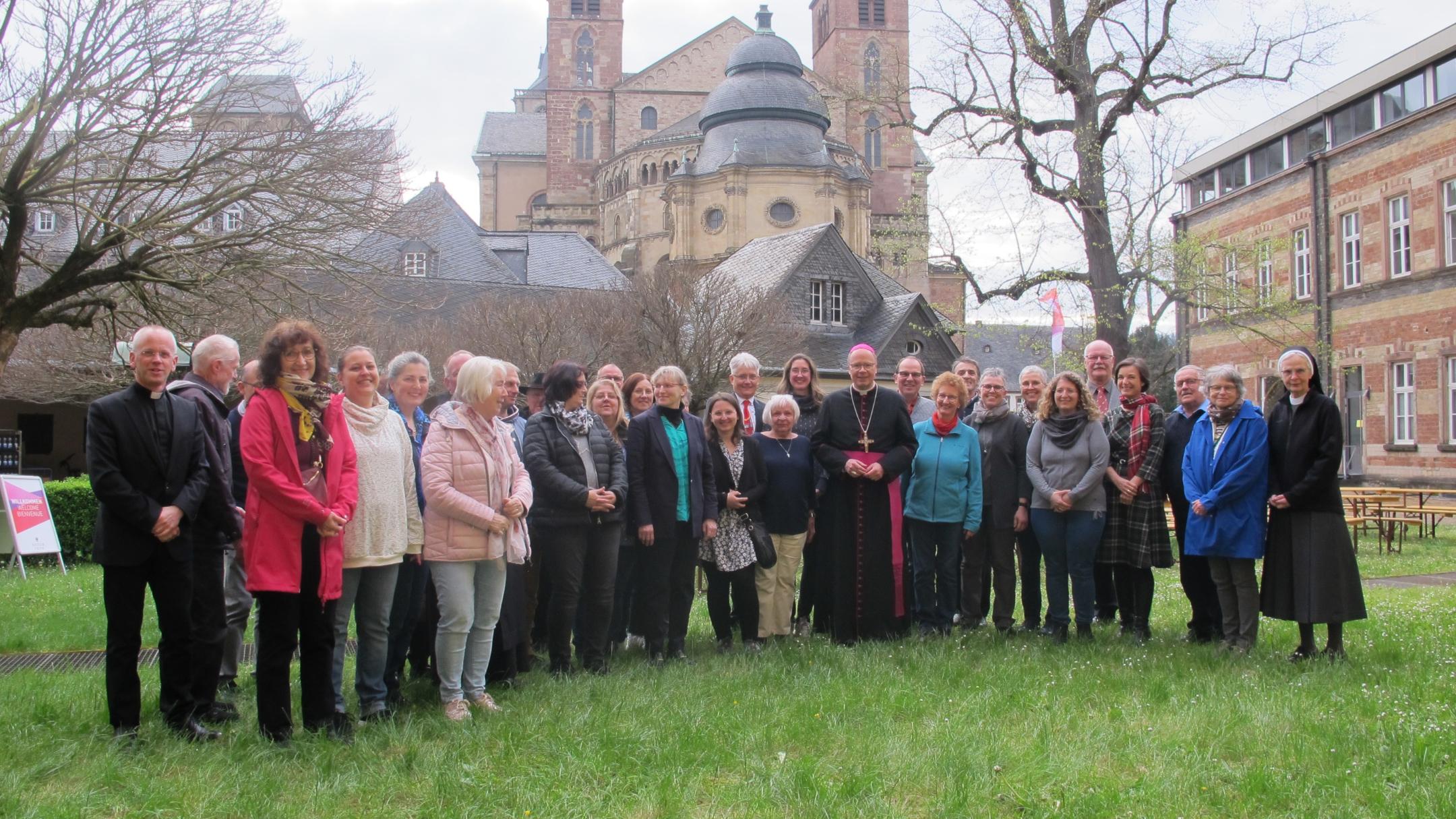 Die neuen Küsterinnen und Küster zusammen mit Bischof Ackermann (Mitte) und Pfarrer Carsten Rupp (links)