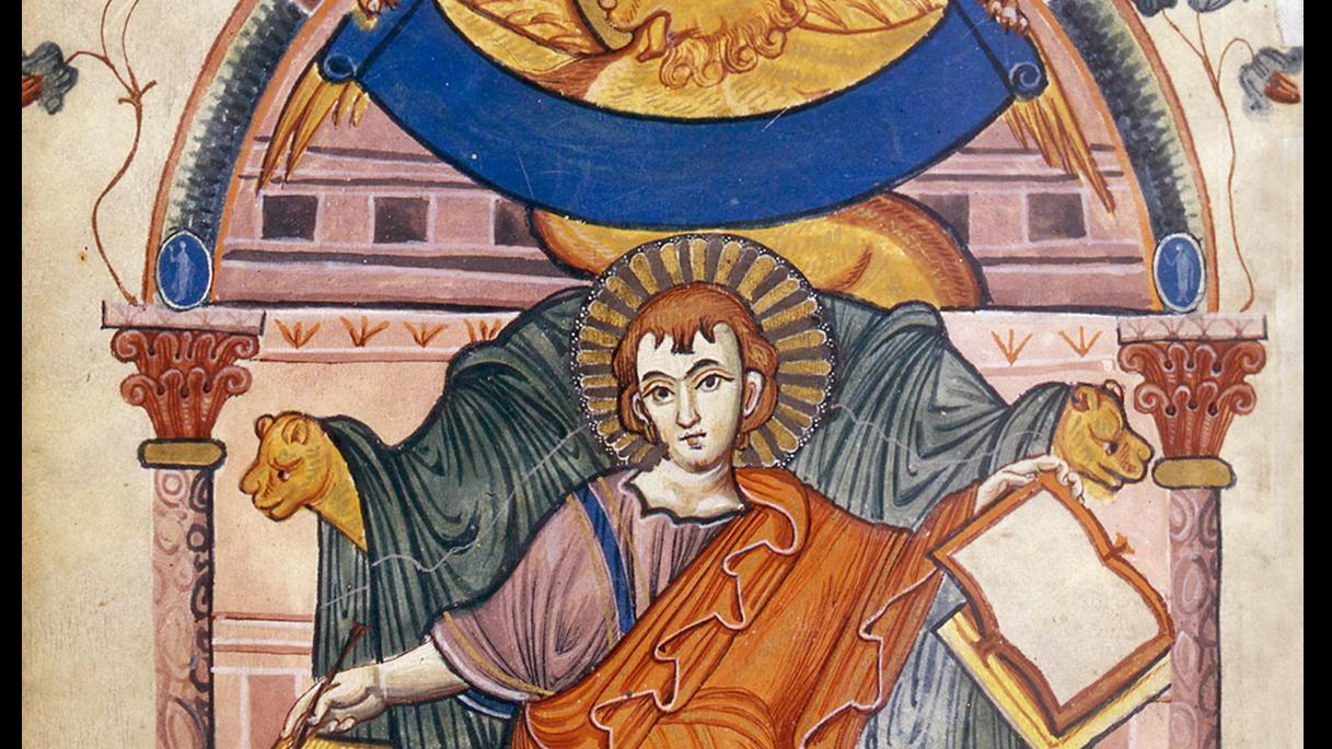 Eine der kunstvollen Evangelisten-Darstellungen: Der jugendliche Lukas taucht seine Feder ins Tintenfaß.