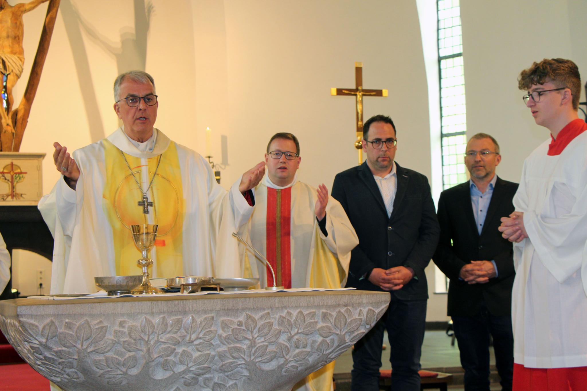 Am Altar der St. Nikolauskirche: (von links) Weihbischof Peters, Dr. Jonas Weller, Nico Sartoris, Stefan Becker