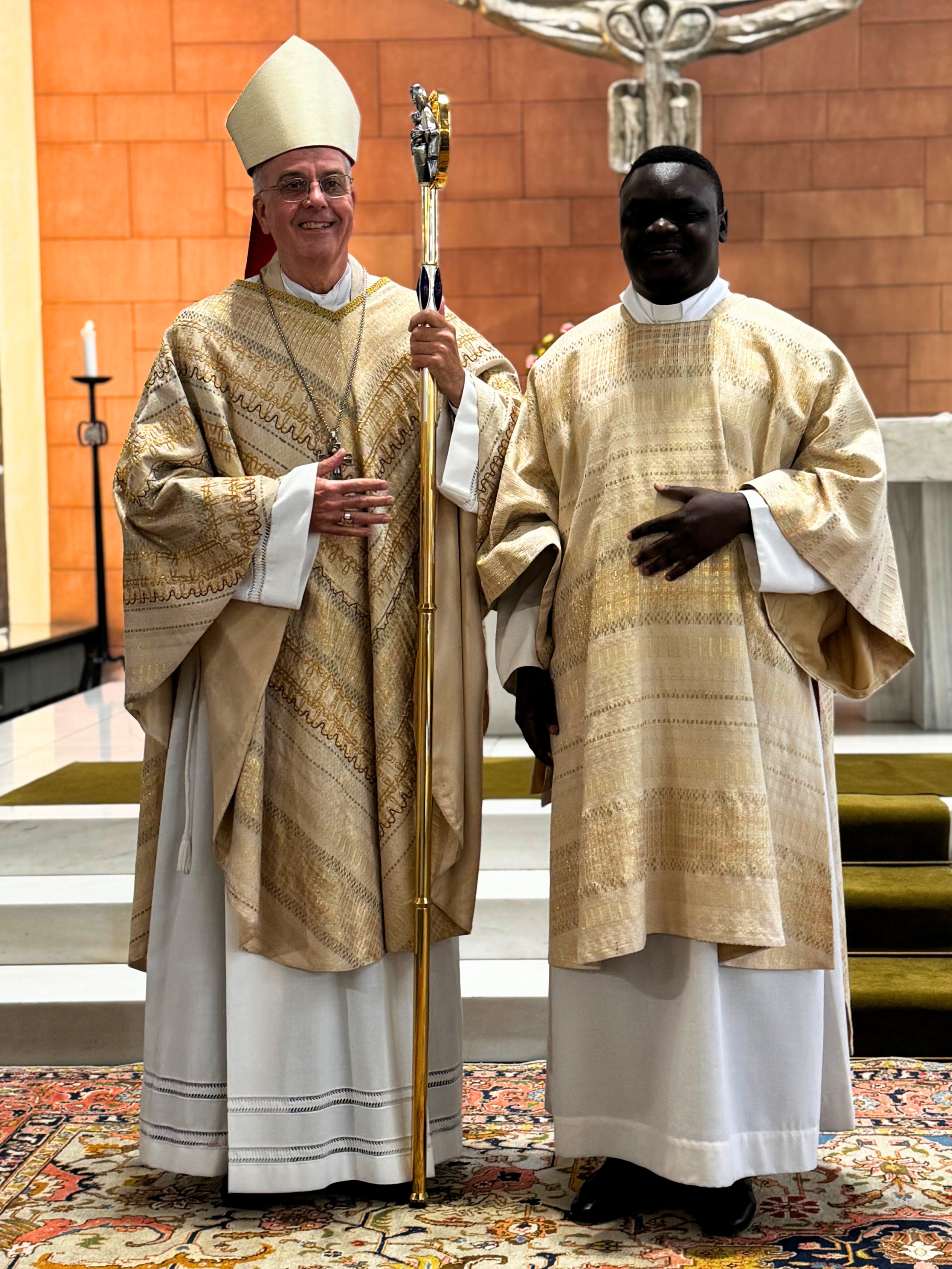 Weihbischof Jörg Michael Peters hat frater Gabriel Yotamu zum Diakon geweiht.