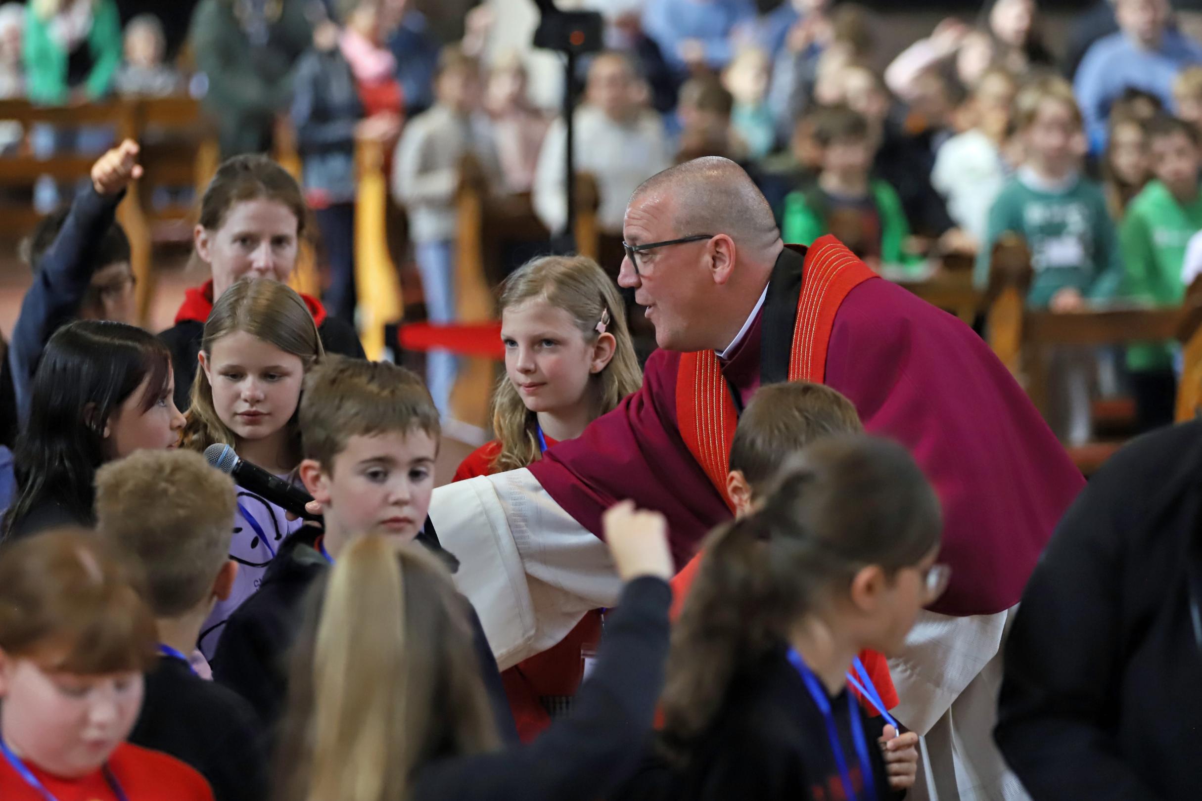 Matthias Struth interviewt die Kinder im Gottesdienst
