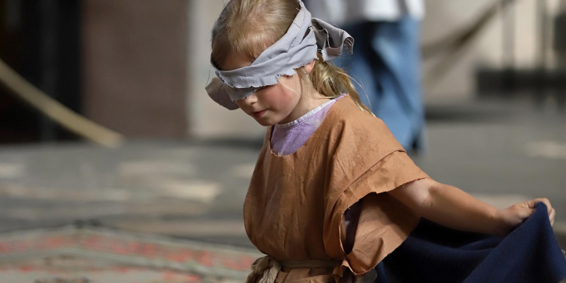 Die Kinder der Nikolaus Groß Schule aus Lebach stellen die Geschichte des blinden Bartimäus nach, der von Jesus geheilt wird