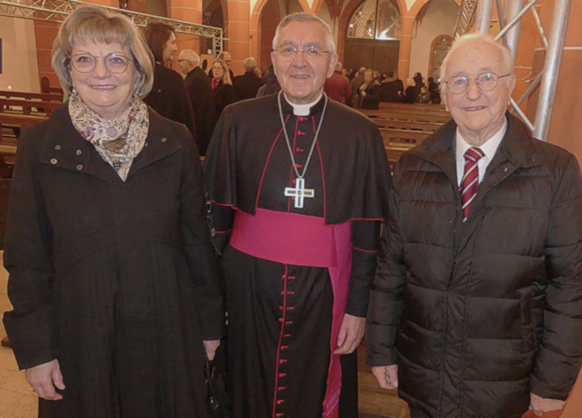 Weihbischof em. Franz Josef Gebert (Mitte) mit Christa Endres (links), Schatzmeisterin Orgelbauverein und Klaus Käthler (rechts), 1. Vorsitzender Orgelbauverein