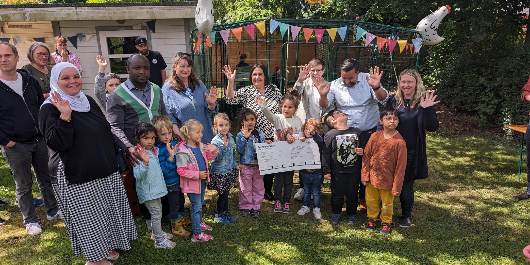 Die Kinder winken vor dem neuen Gehege