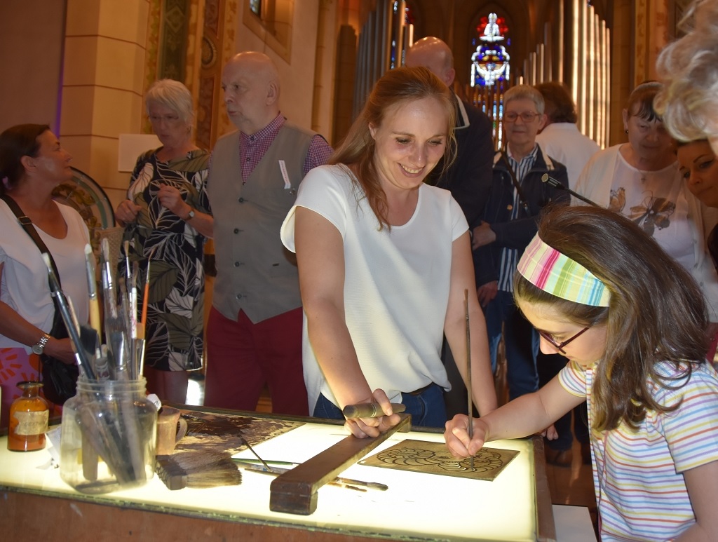 Glasmalerei bei der Nacht der Kirchen 2023 in St. Eligius Burbach
