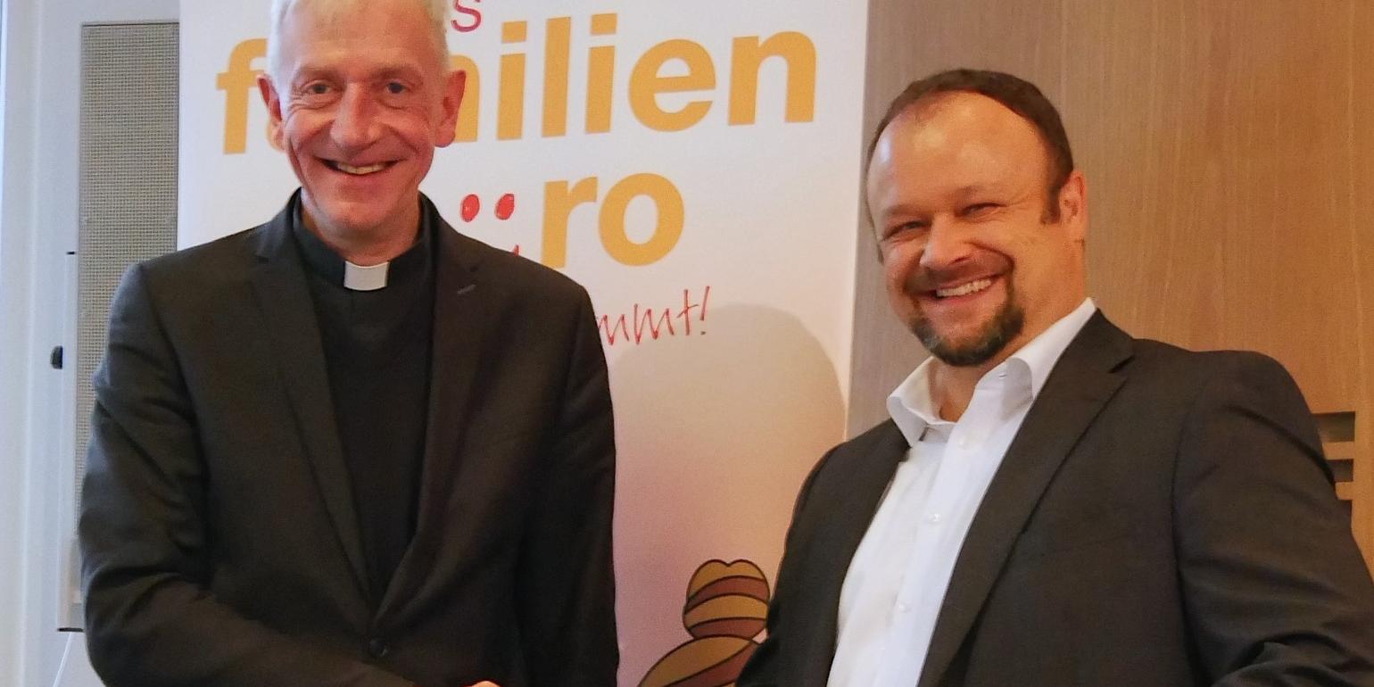 Caritas-Vorsitzender Benedikt Welter (links) und der Regionale Leiter der Familienkasse Rheinland-Pfalz-Saarland, Dirk Dausend, präsentieren die Kooperationsvereinbarung