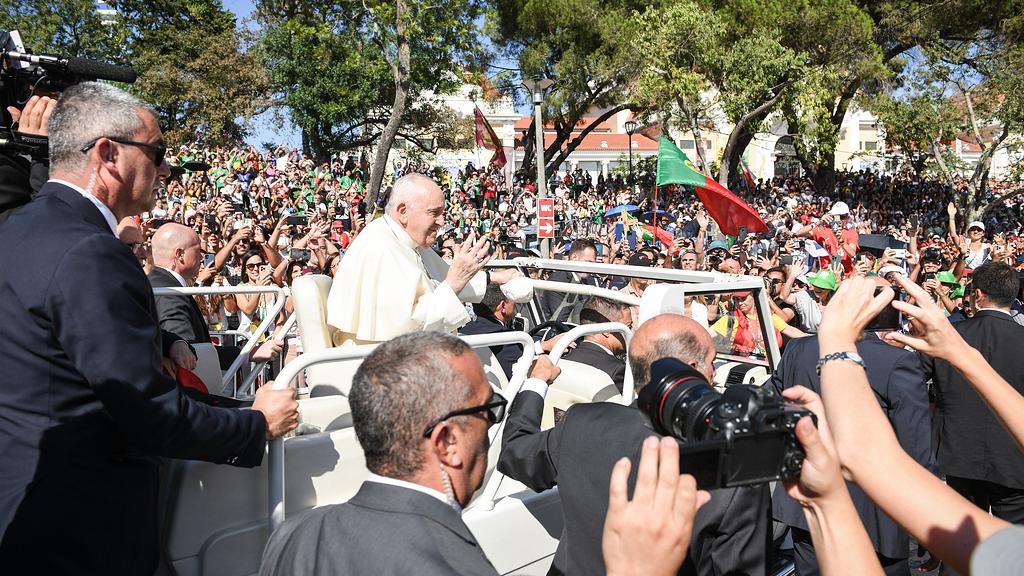 Papst Franziskus grüßt die Menschen.