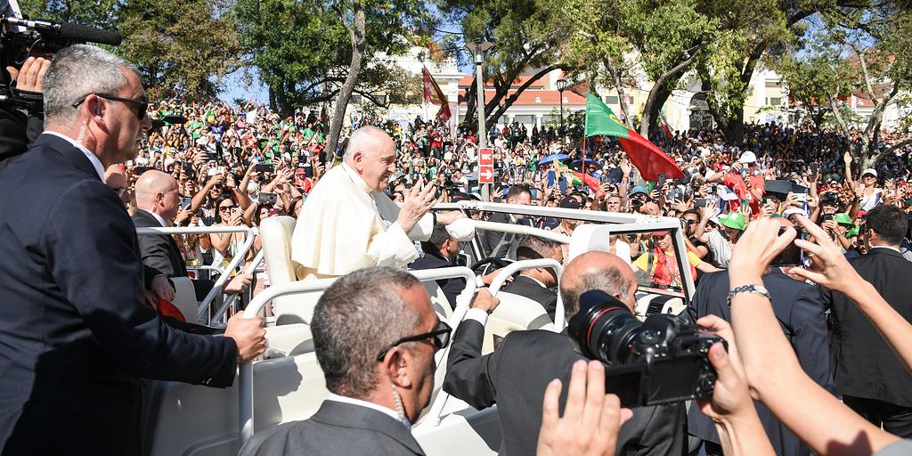 Papst Franziskus grüßt die Menschen.