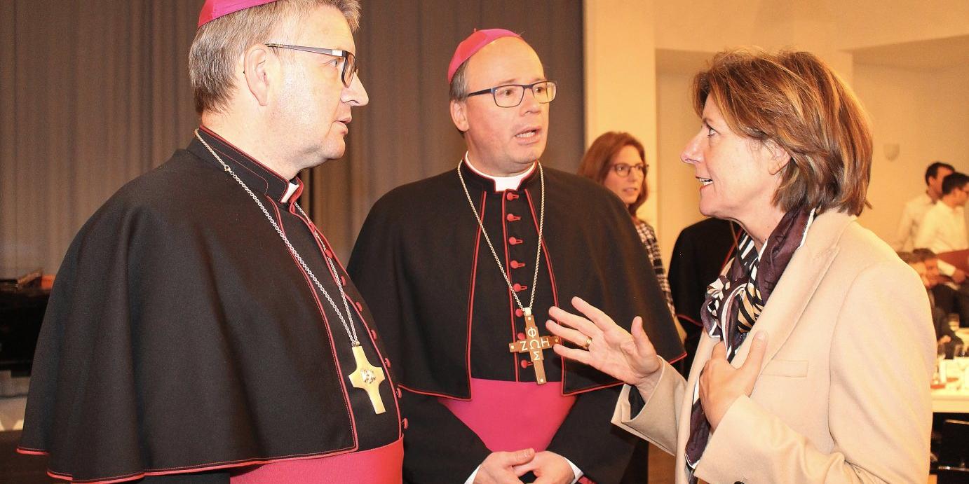 Bischof Peter Kohlgraf und Bischof Stephan Ackermann im Gespräch mit Ministerpräsidentin Malu Dreyer. (v.l.n.r.) © Bistum Mainz / Blum