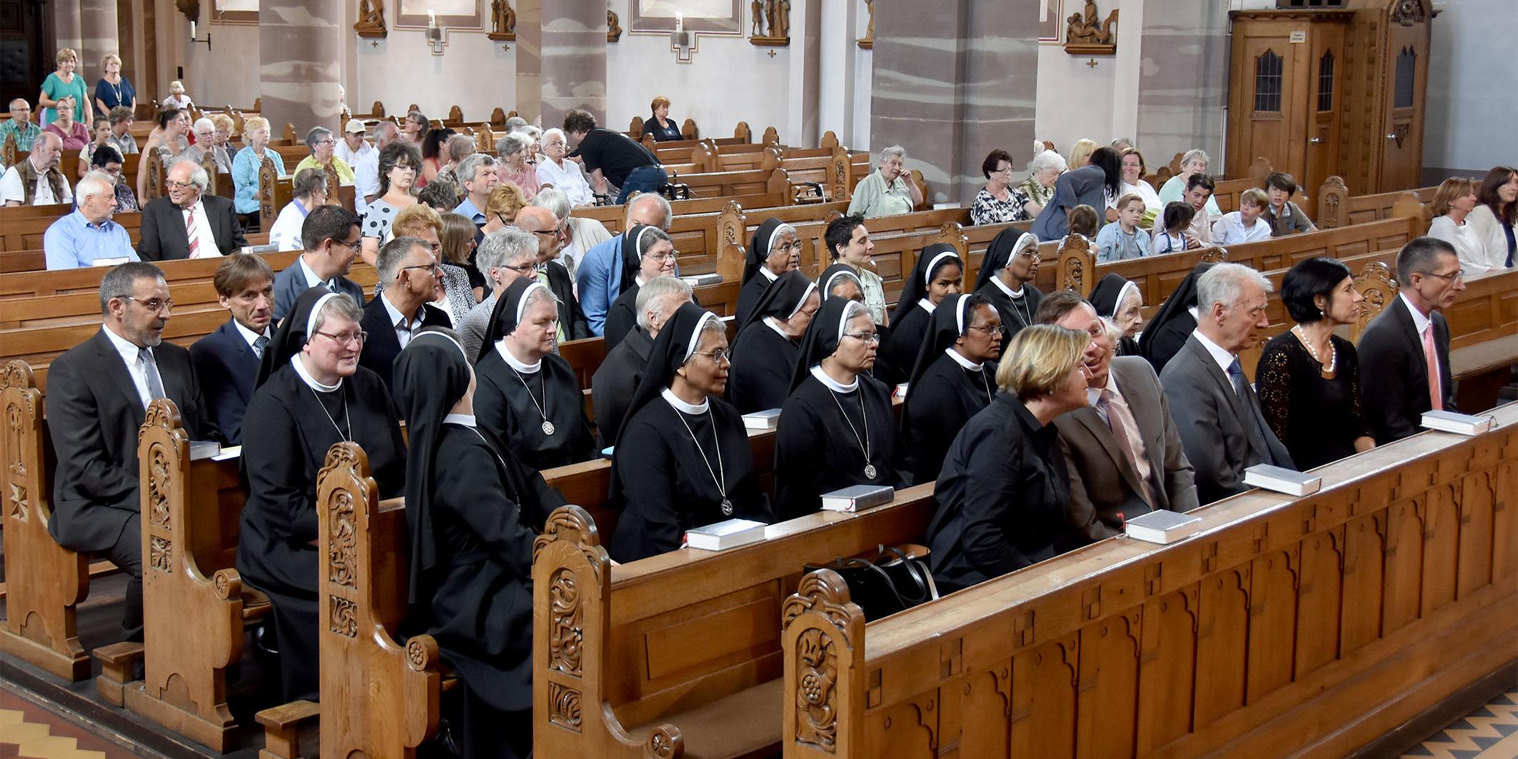 Aus dem ganzen Bistum kamendie Schestern vom Heiligen Geist nach Kleinblittersdorf um ihren Mitschwestern zum 100jährigen Jubiläum zu gratulieren.