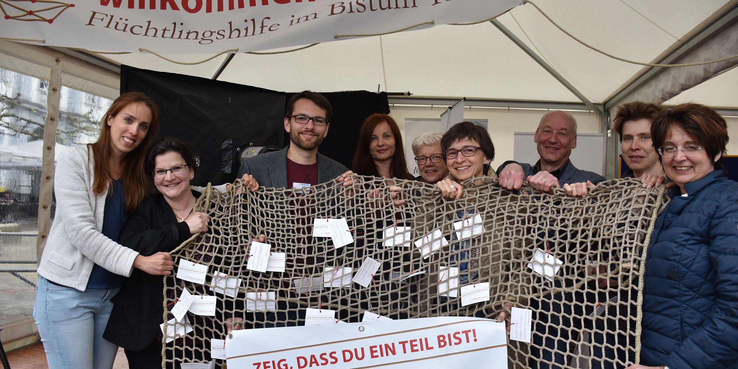 Ein Netz, an dem viele mitgeknüpft haben: Das Projekt „willkommens-netz.de“ für Flüchtlingsarbeit im Bistum hat sich 2017 auch bei den Heilig-Rock-Tagen auf dem Domfreihof und auf dem Hauptmarkt präsentiert. Foto: Zeljko Jakobovac