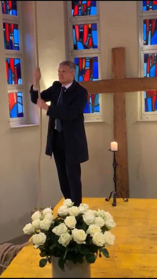 Landtagspräsident Stephan Toscani läutet am 12. Oktober 2020 die neue Willi-Graf-Glocke.