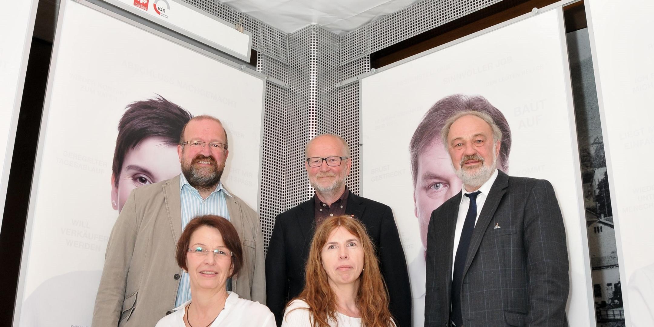 Andrea Steyven (Aktion Arbeit), Martina Messan (Diözesancaritasverband), Bernd Wagener (Caritasrat) Dr. Hans-Jürgen Marcus (Caritasdirektor Diözese Hildesheim) und Rudolf Düber (Caritasdirektor Caritasverband Rhein-Wied-Sieg) v.l., machen sich stark dafür, dass Langzeitarbeitslose nicht ausgegrenzt werden.